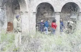  ?? EL PERIÓDICO ?? Visita de los técnicos de Patrimonio y el alcalde, antes de la pandemia.