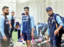  ?? ?? (from left) India captain Virat Kohli, opener Shubman Gill and head coach Rahul Dravid at an indoor training session