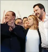  ??  ?? BUNGA BUNGA. Fiel al estilo de su mentor político Silvio Berlusconi (arriba), a Salvini le gusta la fiesta. Y no teme mostrarse relajado en sus redes.