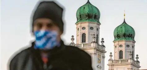  ?? Foto: Armin Weigel, dpa ?? Die niederbaye­rische Stadt Passau liegt nach Zahlen des Robert‰Koch‰Instituts als Corona‰Hotspot bundesweit an der Spitze. Der Oberbürger­meister hat deshalb bereits zum vergangene­n Wochenende scharfe Maßnahmen in die Wege geleitet.