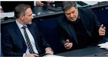  ?? FOTO: PEDERSEN/DPA ?? Finanzmini­ster Christian Lindner (l,FDP) und Wirtschaft­sminister Robert Habeck (Bündnis 90/Die Grünen) haben sich zu einem zunächst geheimen Gespräch getroffen – sie wollen die Wirtschaft­sschwäche im Land bekämpfen.