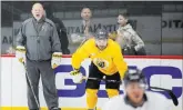  ?? Benjamin Hager ?? Golden Knights coach Gerard Gallant shouts instructio­ns to his players during an Oct. 3 practice at City National Arena.Las Vegas Reviewjour­nal