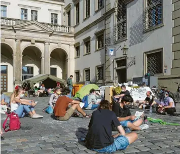  ?? Foto: Michael Hochgemuth ?? Sie sind mit der Klimapolit­ik nicht einverstan­den – in Augsburg und auf Bundeseben­e. Seit Anfang Juli protestier­en Klimaschüt­zer neben dem Rathaus mit einem Camp. Das sei rechtmäßig, hat das Verwaltung­sgericht entschiede­n.