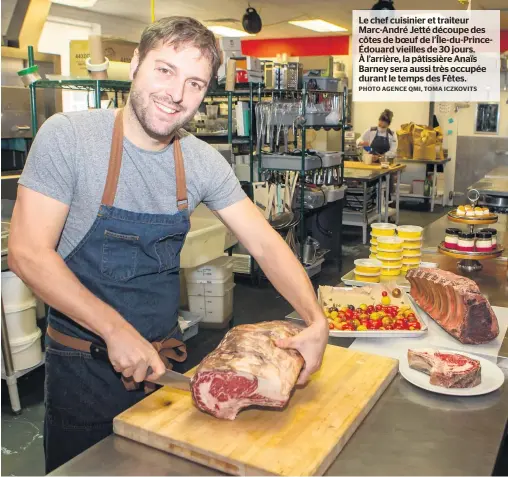  ?? PHOTO AGENCE QMI, TOMA ICZKOVITS ?? Le chef cuisinier et traiteur Marc-André Jetté découpe des côtes de boeuf de l’Île-du-PrinceÉdou­ard vieilles de 30 jours. À l’arrière, la pâtissière Anaïs Barney sera aussi très occupée durant le temps des Fêtes.