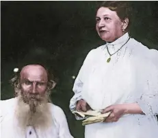  ?? ARCHIVFOTO: AKG-IMAGES ?? Der russische Schriftste­ller Lew Tolstoj mit seiner Gattin Sofja Andrejewna, genannt Sonja, im Garten von Jasnaja Poljana (1908?).