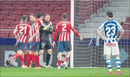  ?? FOTO: J.A.S. ?? Los compañeros del Atlético de Madrid felicitan a Jan Oblak en el partido ante el Alavés de la recta final del curso pasado