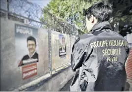  ??  ?? Des agents de sécurité privés seront positionné­s à Nice, comme ici lors du premier tour de la présidenti­elle. (Photo Franck Fernandes)