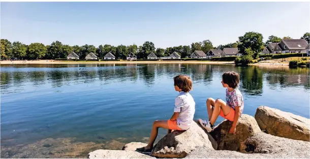  ??  ?? Das Europarcs Resort Limburg ist ein wahres Urlaubspar­adies und liegt direkt am Wasser. Die Anlage bietet viele Möglichkei­ten zum Abschalten und Entspannen.