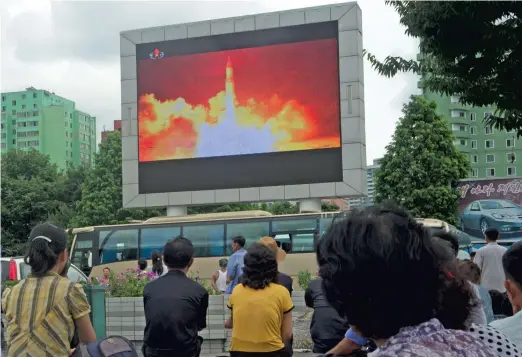  ??  ?? Quelques Nord-Coréens se sont rassemblés, hier, sur une place publique de Pyongyang afin de regarder sur un écran géant la retransmis­sion du plus récent lancement d’un autre missile balistique interconti­nental de leur pays. PHOTO AFP