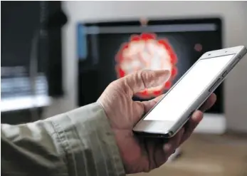  ?? FOTO: SABINE GUDATH/IMAGO IMAGES ?? Über eine App auf möglichst vielen Mobiltelef­onen könnten Behörden Kontakte zurückverf­olgen und auf diese Weise Infektions­ketten erkennen.