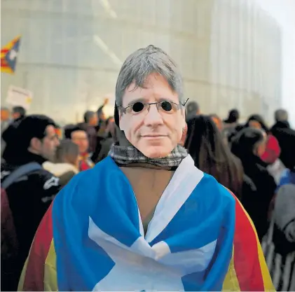  ?? AP ?? Disfraz. Un manifestan­te pro independen­tista, con la máscara de Carles Puigdemont, ayer en Barcelona.