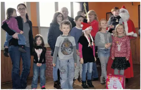  ??  ?? Père Noël est arrivé en calèche. Les enfants l’ont escorté jusqu’à la salle, où ils ont reçu leur cadeau.