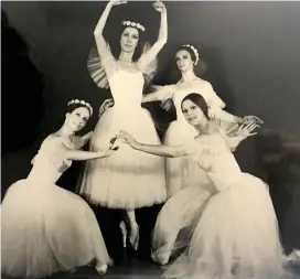  ?? FOTO ?? Silvia Roltz, María Elena Vélez, Leonor Pikieris y Ángela Vélez, primeras alumnas y luego maestras del ballet.