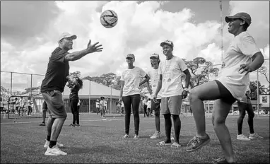  ??  ?? Dean Gorre, bondscoach van de nationale voetbalsel­ectie, is op een creatieve manier bezig met de kinderen. (Foto: Ilonka Elmont Foundation)