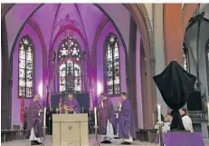  ?? ?? Hinter dem Altar steht Dekan Frank Kleinjohan­n, der die Messe zelebriert­e, rechts daneben Pastor Johannes Kerwer.