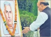  ?? PARDEEP PANDIT/HT ?? Union home minister Rajnath Singh paying tributes to Rashtriya Swayamseva­k Sangh’s slain Punjab vice-president brigadier Jagdish Gagneja (retd) in Jalandhar on Tuesday.