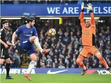  ?? GLYN KIRK/AFP PHOTO ?? APES: Alvaro Morata (tengah) gagal menaklukka­n kiper Leicester City Kasper Schmeichel.