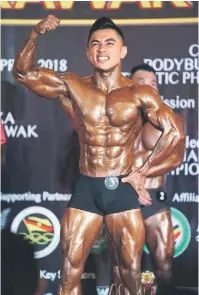  ??  ?? BERGAYA: Aksi Appy pada Kejohanan Mr Sarawak 2018 diadakan di Kuching, 14 April lalu.