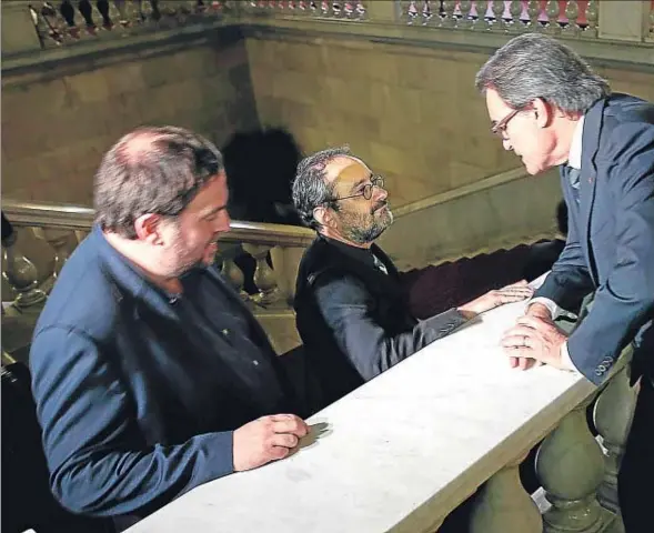  ??  ?? Artur Mas va tenir una última conversa amb Antonio Baños a l’escala del Parlament, amb Oriol Junqueras com a testimoni