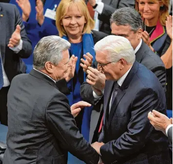  ?? Foto: Rainer Jensen, dpa ?? Der „Alte“und der „Neue“: Bundespräs­ident Joachim Gauck (links) gratuliert seinem gerade mit großer Mehrheit gewählten Nach folger Frank Walter Steinmeier.