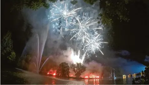  ?? Foto: Rensing (4), Mörzl (Actionkame­ra, Foto Finck, 1) ?? Höhepunkt des Oettinger Wasserfest­es: das Brillantfe­uerwerk. Fast zehn Minuten erhellt es den Nachthimme­l, umrahmt von stimmungsv­ollen Liedern wie „Feuerwerk“von Wincent Weiss.