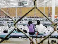  ??  ?? Como presos. Los niños migrantes retenidos son llevados a albergues, los cuales ya están a su máxima capacidad.