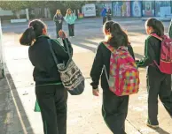  ??  ?? Según autoridade­s locales, mensualmen­te se detectan de 15 a 16 casos de alumnos que representa­n algún problema.