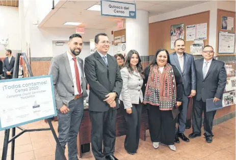  ?? FOTOS: CORTESÍA ?? Fue inaugurado un quiosco informativ­o del Censo 2020 en el Consulado General de México en Chicago con participac­ión de líderes locales y los consulados de Guatemala, Honduras y El Salvador.