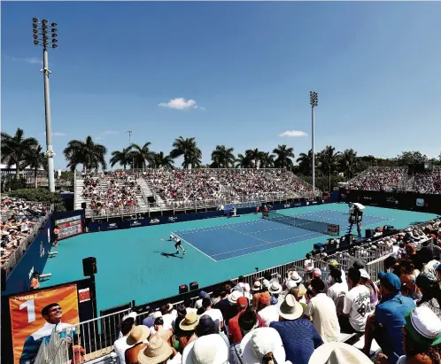  ?? (MIAMI GARDENS, 25 MARS 2023/CLIVE BRUNSKILL/GETTY IMAGES) ?? L’Italien Matteo Berrettini face à l’Américain Mackenzie McDonald sur le court no 1 du Miami Open.