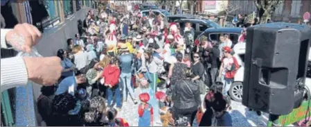  ??  ?? Foule de carnavalie­rs place De Gaulle