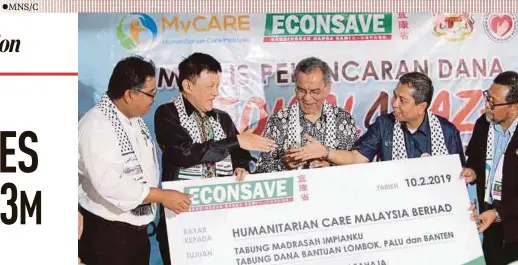  ?? PIC BY ROSLIN MAT TAHIR ?? Health Minister Datuk Seri Dr Dzulkefly Ahmad (centre) witnessing the handover of a cheque by Econsave managing director Lai Sia Ling (second from left) to Humanitari­an Care Malaysia chief executive officer Kamarul Zaman Shaharul Anwar at the launch of the nationwide donation campaign in Kuala Selangor yesterday.