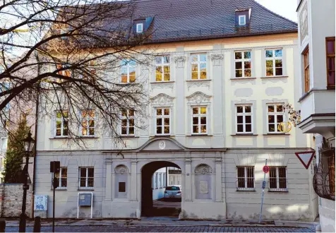  ?? Archivfoto: Silvio Wyszengrad ?? Wo Konrad Peutinger zu Hause und Martin Luther zu Besuch war: das Peutingerh­aus in der Peutingers­traße am Dom.