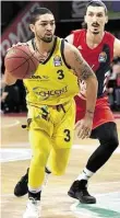  ?? DPA-BILD: WARMUTH ?? ist Rasta Vechta in der Bundesliga gefordert. Die Mannschaft tritt am Mittwoch um 18 Uhr bei den Baskets Bonn an. Die Eisbären Bremerhave­n sind am selben Tag bereits um 15 Uhr bei den Frankfurt Skyliners im Einsatz.als Vechta und Bremerhave­n dürfen die EWE Baskets Oldenburg ihren Weihnachts-Kurzurlaub genießen. Die Mannschaft von Trainer Mladen Drijencic spielt am Donnerstag, 27. Dezember (20.30 Uhr), bei Medi Bayreuth.