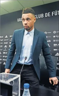  ??  ?? PRESENTADO. Francis Coquelin, ayer en Paterna.