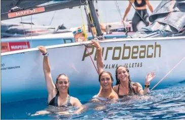  ??  ?? CONTRA EL CALOR. Regatistas de la Purobeach Women’s Cup, ayer, en el agua de la Bahía de Palma.