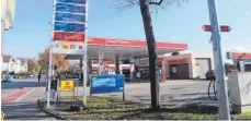  ?? FOTO: ALEXANDER TUTSCHNER ?? Die Esso-Tankstelle in der Häfler Eckenerstr­aße wurde am Dienstagab­end überfallen.