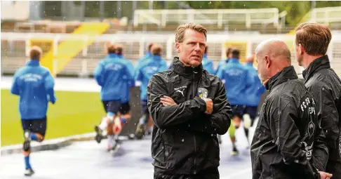  ?? FOTO: TINO ZIPPEL ?? Neu-Trainer Rico Schmitt setzt im Verbund mit Torwarttra­iner Bern Lindrath und Co. René Klingbeil (vorn von links) auf harte Arbeit. Drei Übungseinh­eiten täglich stehen für die Spieler des FC Carl Zeiss aktuell an. Auch am Samstag wird trainiert.