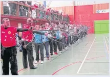  ??  ?? 117 archers ont été accueillis toute la journée dans la salle omnisports de Pleslin, pour des épreuves de tirs à 18 mètres.