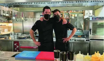  ??  ?? Alberto Calleiros y Javier Prados están al frente de Open, en Alicante, donde cocinan el mejor producto de la zona y dominan los fondos