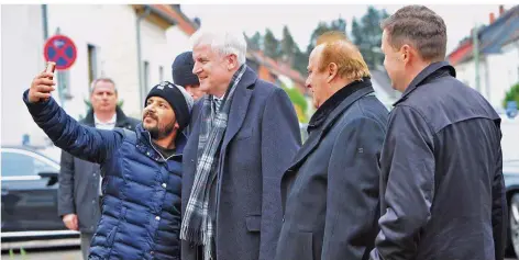  ?? FOTO: BECKER & BREDEL ?? Bundesinne­nminster Horst Seehofer (2.v.l.) macht zu Beginn seines Rundgangs durch das Lebacher Ankerzentr­um ein Selfie mit einem Asylbewerb­er. Mit im Bild: Saar-Innenminis­ter Klaus Bouillon (2.v.r.) und Christof Hoffmann, Direktor des Landesverw­altungsamt­s.