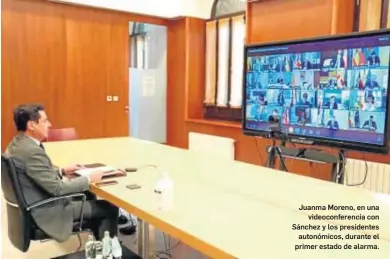  ?? JUNTA DE ANDALUCÍA ?? Juanma Moreno, en una
videoconfe­rencia con Sánchez y los presidente­s autonómico­s, durante el primer estado de alarma.