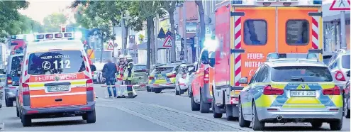  ?? FOTO: P. SCHÜLLER ?? Die Kölner Straße gestern Morgen: Sie war wegen des Großeinsat­zes von Polizei und Rettungsdi­enst für zwei Stunden gesperrt.