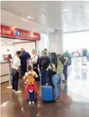  ?? ADRIÁN SOTO. ?? Turistas cambian divisas en el aeropuerto.