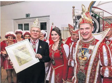  ?? ?? Achim I. und Svenja II. zeichneten Hans-Peter Kempkes für hervorrage­nde Verdienste um den Karneval aus.