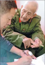  ?? PHOTOS PROVIDED TO CHINA DAILY ?? Li Ruobing interviews Li Xiancai, a 93-year-old veteran of the War of Resistance Against Japanese Aggression (1937-45), in Shanxi province, on March 1, 2015.