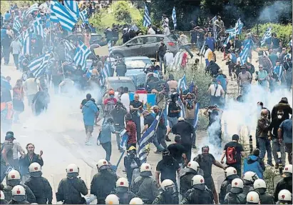  ?? STR / EFE ?? Choques entre la policía y manifestan­tes nacionalis­tas en el pueblo griego de Pisoderi