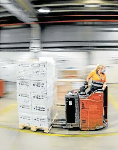  ?? Foto: Efe ?? Una trabajador­a del centro logístico donde se almacenan y distribuye­n las vacunas en Madrid.