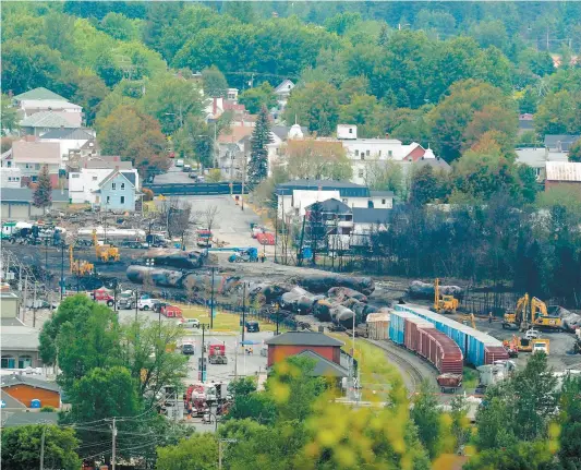  ?? PHOTO D’ARCHIVES ?? Tout comme lors de l’explosion du 6 juillet 2013, la voie ferrée passe encore au centre-ville de Lac-Mégantic.