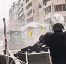  ?? ?? Πρωτοφανή επεισόδια σημειώθηκα­ν χθες στις Βρυξέλλες από αγρότες οι οποίοι «έσπασαν» αστυνομικά μπλόκα με τα τρακτέρ τους, έκαψαν ελαστικά, πέταξαν αυγά και λιπάσματα, ενώ συγκρούστη­καν με την αστυνομία.