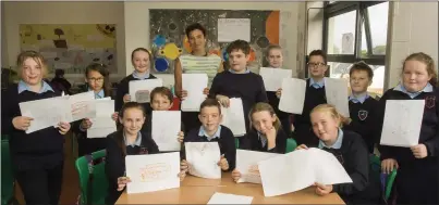  ??  ?? Some of Rebecca Furlong’s 5th class pupils in Bunscoil Rís with artist Elida Maiques from Wicklow.